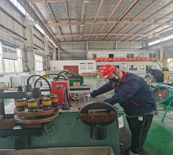 電控設(shè)備廠開(kāi)足馬力掀起生產(chǎn)熱潮 電控設(shè)備廠開(kāi)足馬力掀起生產(chǎn)熱潮