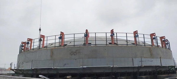 湖北宜昌和友硫酸倉(cāng)儲(chǔ)物流新建項(xiàng)目首臺(tái)酸罐帽頂?shù)跹b成功 湖北宜昌和友硫酸倉(cāng)儲(chǔ)物流新建項(xiàng)目首臺(tái)酸罐帽頂?shù)跹b成功